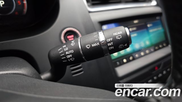 Jaguar E-PACE 2019 — photo 22