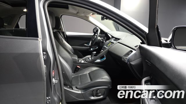 Jaguar E-PACE 2019 — photo 16
