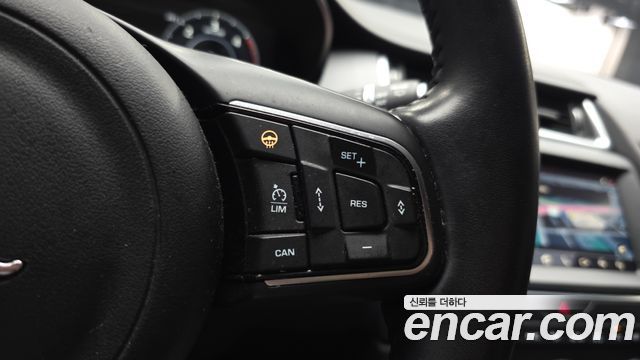 Jaguar E-PACE 2019 — photo 30