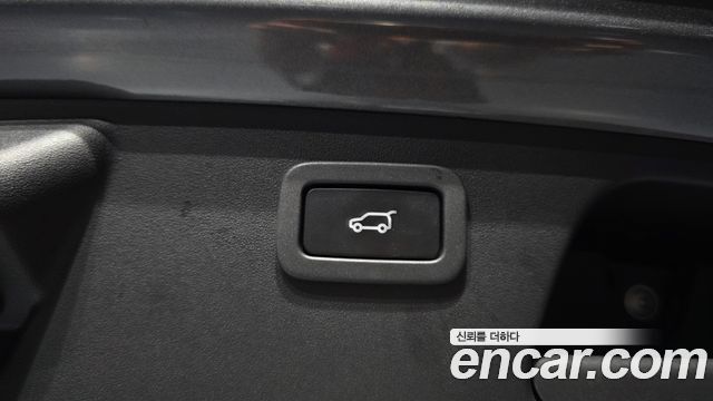Jaguar E-PACE 2019 — photo 32
