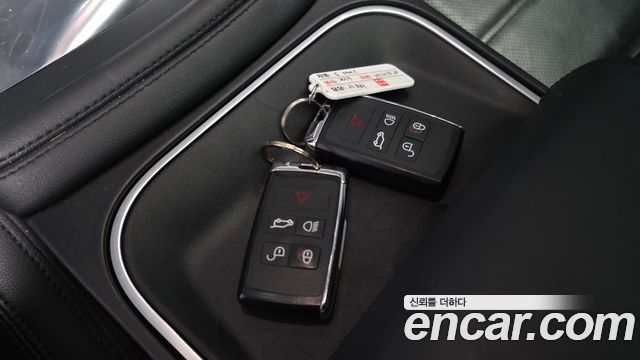 Jaguar E-PACE 2019 — photo 33