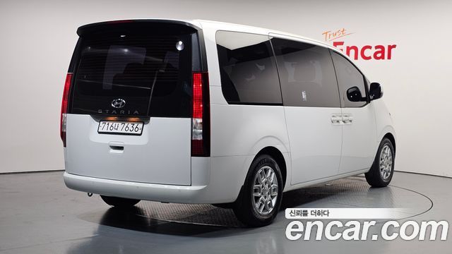 Hyundai Staria 2023 — photo 2