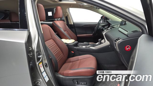 Lexus NX 2016 — photo 11
