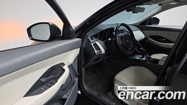 Jaguar E-PACE 2018 — photo 13
