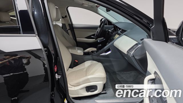 Jaguar E-PACE 2018 — photo 17