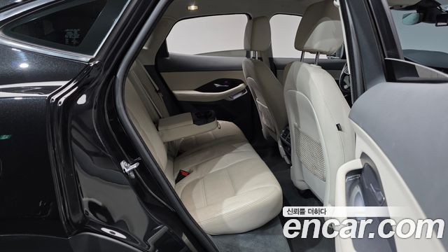 Jaguar E-PACE 2018 — photo 18