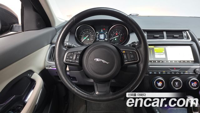 Jaguar E-PACE 2018 — photo 19