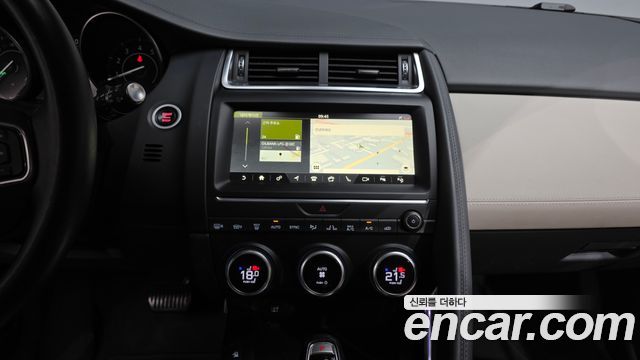 Jaguar E-PACE 2018 — photo 20