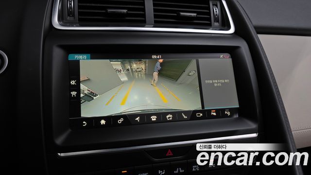 Jaguar E-PACE 2018 — photo 21