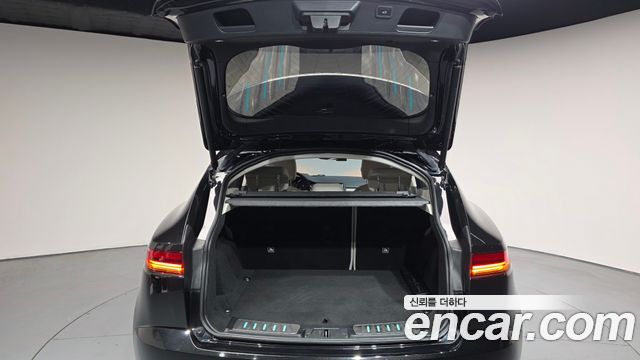 Jaguar E-PACE 2018 — photo 26