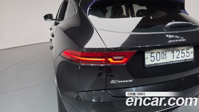 Jaguar E-PACE 2018 — photo 9