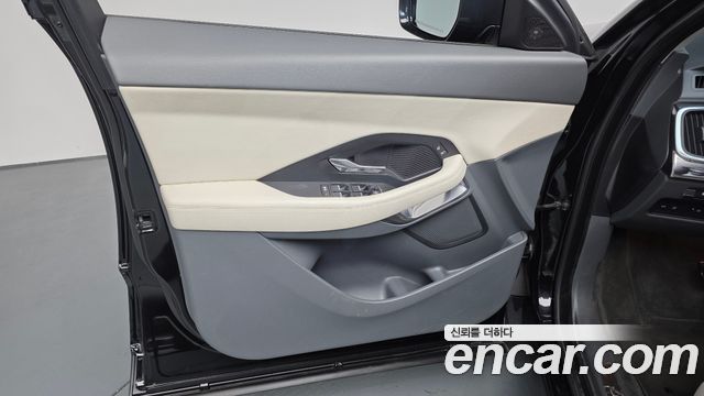 Jaguar E-PACE 2018 — photo 14