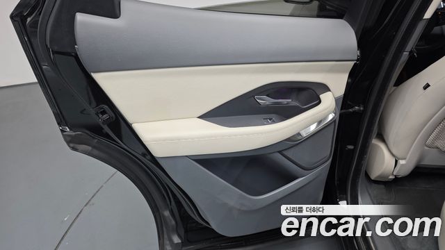 Jaguar E-PACE 2018 — photo 15