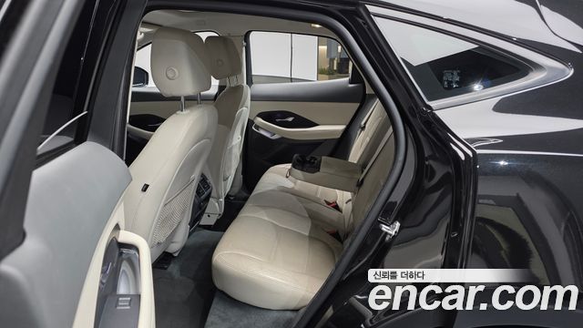 Jaguar E-PACE 2018 — photo 16