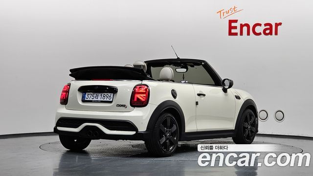 Mini Cooper Convertible 2023 — photo 2