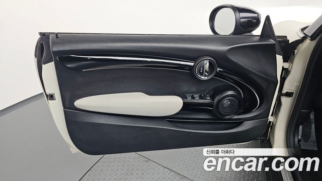 Mini Cooper Convertible 2023 — photo 14