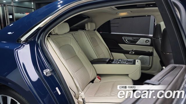 Lincoln Continental 2019 — photo 17