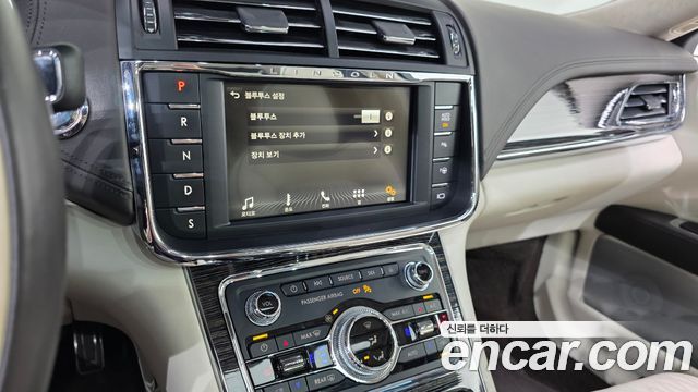 Lincoln Continental 2019 — photo 21
