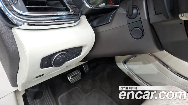 Lincoln Continental 2019 — photo 24