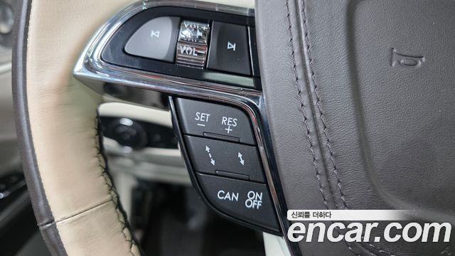 Lincoln Continental 2019 — photo 25