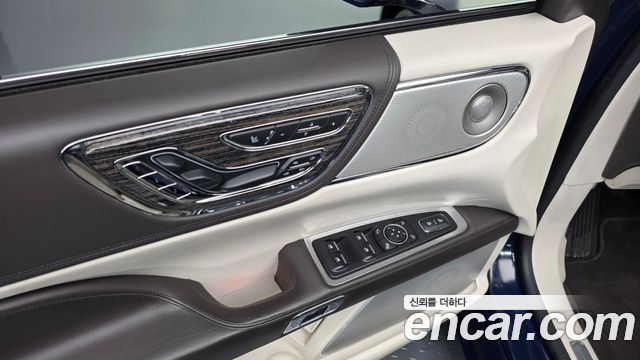 Lincoln Continental 2019 — photo 26