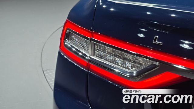 Lincoln Continental 2019 — photo 9