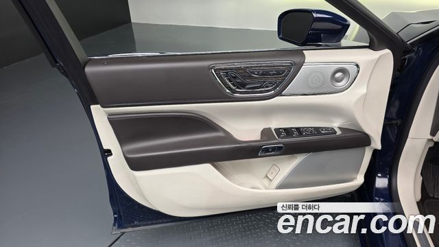 Lincoln Continental 2019 — photo 14
