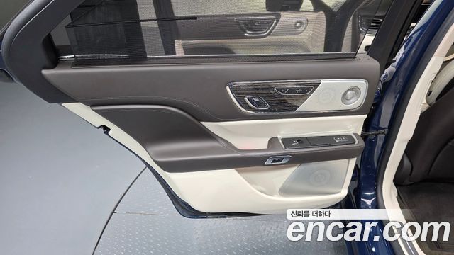 Lincoln Continental 2019 — photo 15