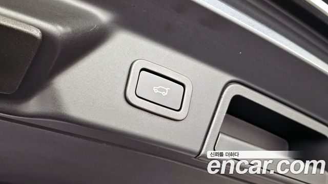 Land Rover Range Rover Velar 2018 — photo 18