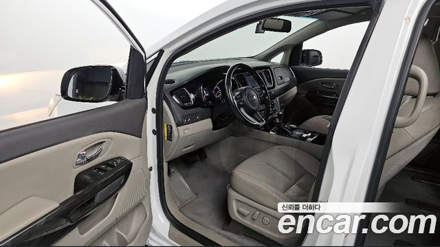 Kia Canival 2018 — photo 10
