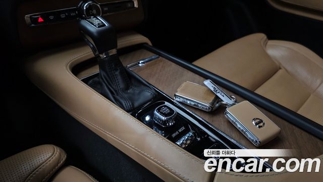 Volvo XC90 2020 — photo 12