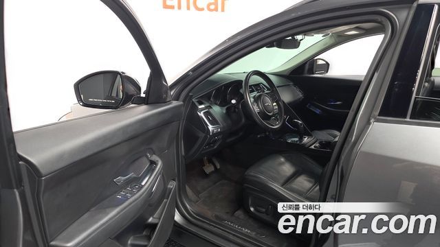Jaguar E-PACE 2019 — photo 13