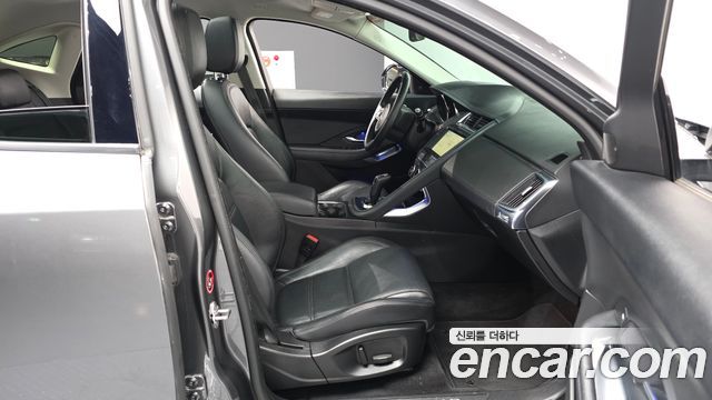 Jaguar E-PACE 2019 — photo 17