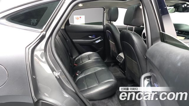 Jaguar E-PACE 2019 — photo 18