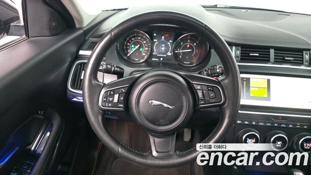 Jaguar E-PACE 2019 — photo 19