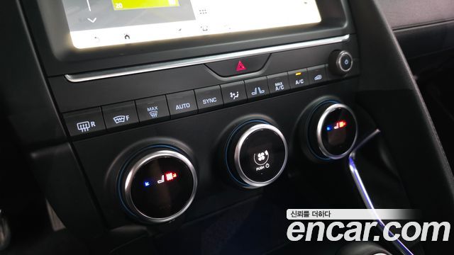 Jaguar E-PACE 2019 — photo 22