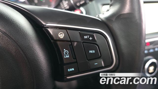 Jaguar E-PACE 2019 — photo 23
