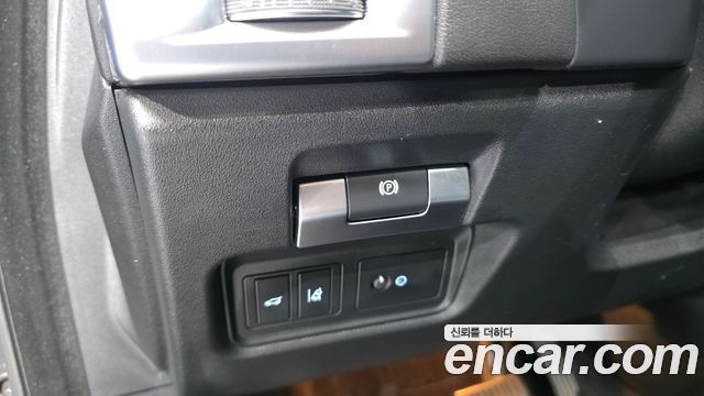 Jaguar E-PACE 2019 — photo 24
