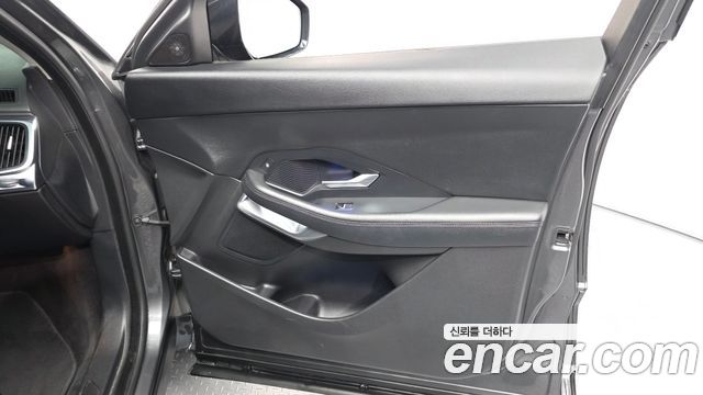 Jaguar E-PACE 2019 — photo 14