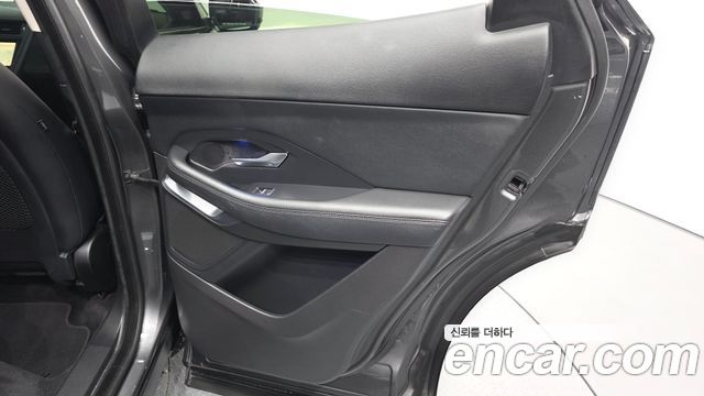 Jaguar E-PACE 2019 — photo 15