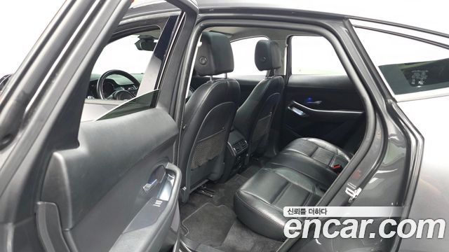 Jaguar E-PACE 2019 — photo 16