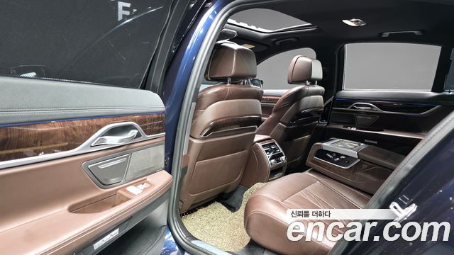 BMW 7-Series 2016 — photo 11