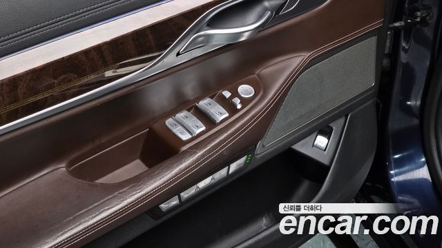 BMW 7-Series 2016 — photo 16