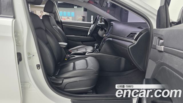 Hyundai AVANTE 2017 — photo 11