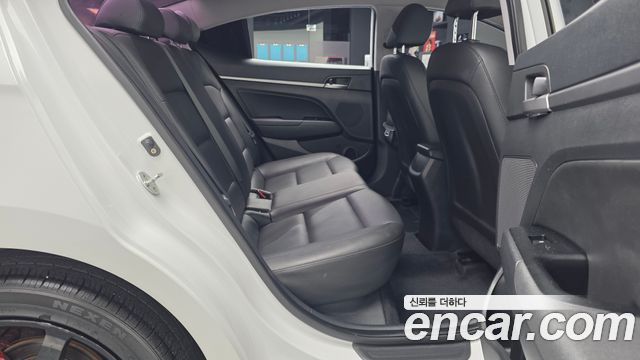 Hyundai AVANTE 2017 — photo 12