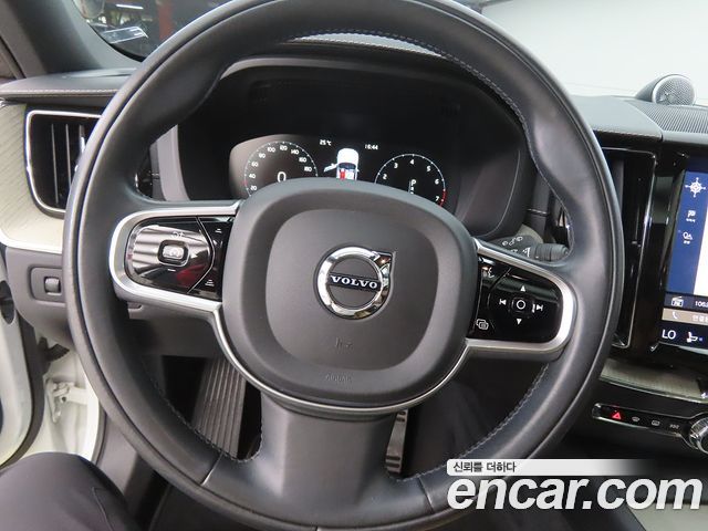 Volvo XC60 2018 — photo 8