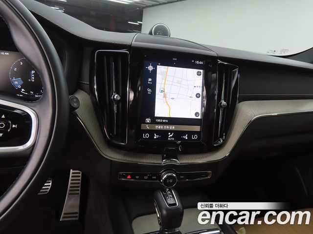 Volvo XC60 2018 — photo 10