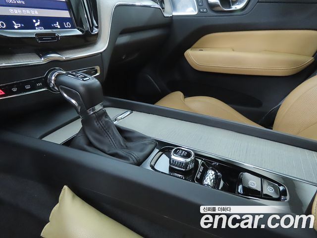 Volvo XC60 2018 — photo 11