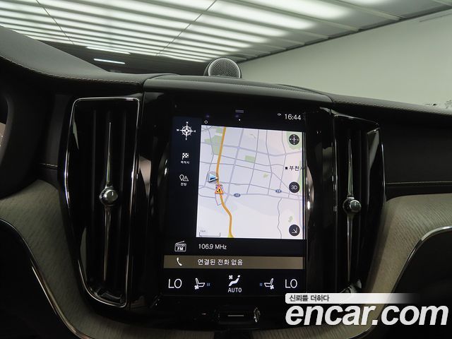 Volvo XC60 2018 — photo 13
