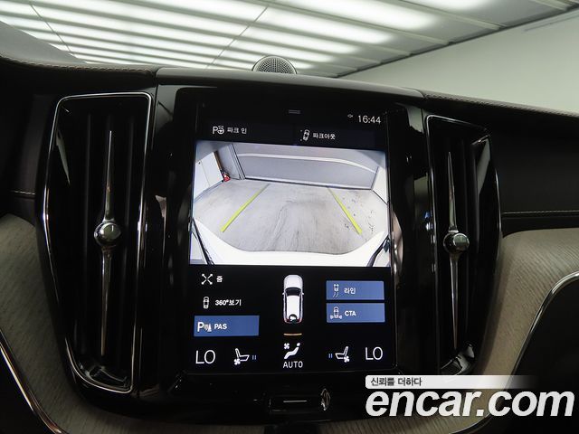 Volvo XC60 2018 — photo 14